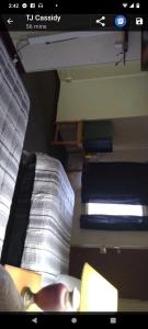 um quarto com duas camas e uma televisão na parede em Marinette Inn em Marinette