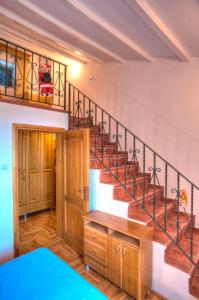 escalera de caracol en una habitación con cama en Holiday Home Neda, en Sveti Stefan