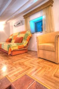 - un salon avec un lit et un canapé dans l'établissement Holiday Home Neda, à Sveti Stefan