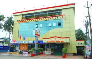 un edificio in una strada di fronte a un negozio di Kallelys Park Inn, Chalakudy ,Thrissur a Kizhake Chālakudi