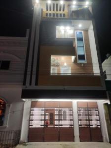 - Vistas al edificio por la noche con luces en BHARATHI RESIDHOME en Pondicherry