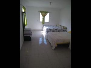 1 dormitorio con 2 camas y ventana en Room in Guest room - Lodging And Tranquility, en Tlaquiltenango