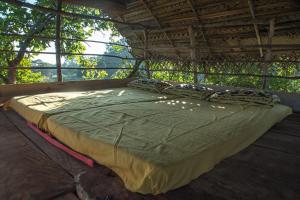 Кровать или кровати в номере Habarana Farm Cottage