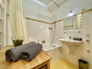 Kúpeľňa v ubytovaní Downtown Vibe-Király II apts w private balcony