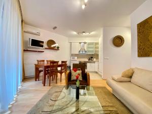 Kuchyňa alebo kuchynka v ubytovaní Downtown Vibe-Király II apts w private balcony