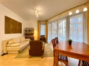 Posedenie v ubytovaní Downtown Vibe-Király II apts w private balcony