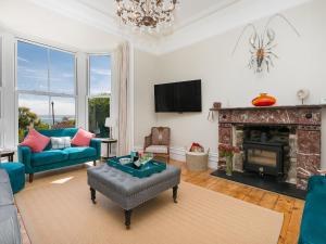 - un salon avec un canapé et une cheminée dans l'établissement 6 Albany Terrace, à St Ives
