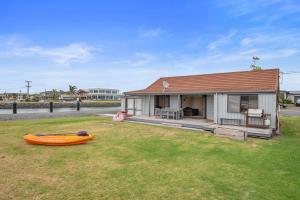 Gallery image of The Sunrise Bach - One Tree Point Holiday Home in One Tree Point