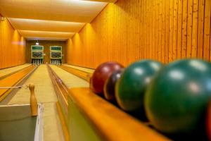 Une rangée de pistes de bowling avec des balles sur les tétons dans l'établissement Gasthaus Heiko Sieb, à Wischhafen