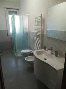 ein Bad mit einem Waschbecken, einem WC und einer Dusche in der Unterkunft Mare Blu CITRA 011017-LT-0579 in Levanto