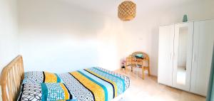 een slaapkamer met een bed, een kast en een tafel bij Maison calme et rénovée "Oléa Provence" à 20mn d'Aix-en-Provence et Gare TGV in Saint-Cannat