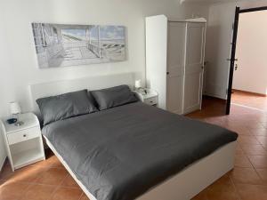 1 dormitorio con 1 cama y 2 mesitas de noche en Bed and breakfast Civico 36 en Nola