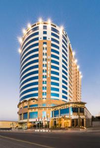 duży budynek z oświetleniem na górze w obiekcie Le Park Concord Hotel & Resident Najran w mieście Nadżran