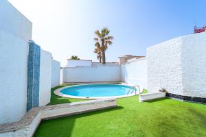 בריכת השחייה שנמצאת ב-Beautiful Villa Duque With Pool Poris Tenerife South או באזור