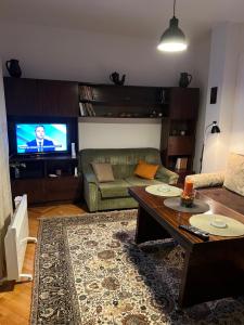 un soggiorno con divano e TV di Practico, cómodo y céntrico. a Gabrovo