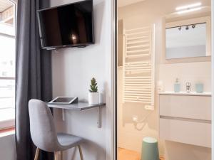 Cette petite chambre comprend un bureau et une chaise. dans l'établissement Hyper centre chambre au calme, à Lille