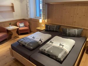מיטה או מיטות בחדר ב-Hotel Almrausch