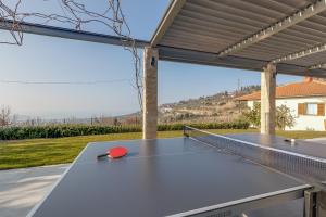 - une table de ping-pong sur une terrasse avec vue dans l'établissement Panorama Seaview Kolomban, à Ankaran