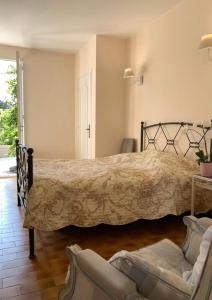 - une chambre avec un grand lit et un canapé dans l'établissement Cap d Antibes, Salis beach , 2 bedrooms , free parking, à Antibes