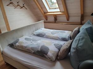 a room with two beds in a cabin at Maison Casteljaloux in Heiteren
