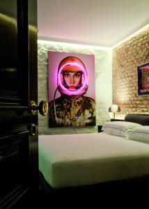 ein Zimmer mit einem Bett mit einem Bild einer Frau in der Unterkunft Areadocks Boutique Hotel in Brescia