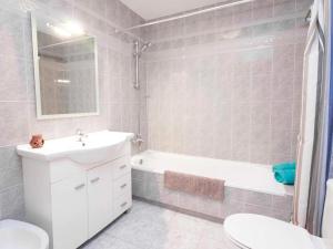 Un baño con lavabo, bañera e inodoro. en Holidays2Malaga Plaza de Toros Vieja & terrace & optional parking, en Málaga 20 fotos más