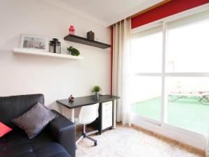 sala de estar con sofá, escritorio y ventana en Holidays2Malaga Plaza de Toros Vieja & terrace & optional parking, en Málaga