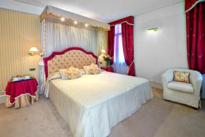 1 dormitorio con 1 cama grande y 1 silla en Ca' Princess, en Venecia