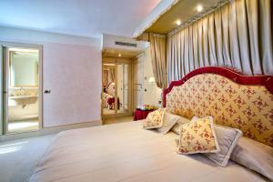 una camera da letto con un grande letto con due cuscini sopra di Ca' Princess a Venezia