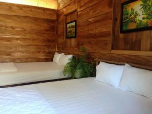 A bed or beds in a room at Happy Farm Tien Giang Homestay