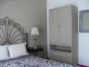 ein Schlafzimmer mit einem Bett mit einer Kommode und einem Schrank in der Unterkunft Dias e Dominguez in Lissabon