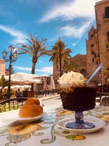 una mesa con un postre encima de una mesa en Fabiene Familyholidays, en Cefalú