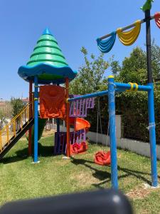 un parque infantil con tobogán y estructura de juegos en BELKA GOLF RESIDENCE Exclusive apt DeluxBELEK, en Belek