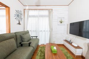 TV a/nebo společenská místnost v ubytování Leaf + 16 fotografií