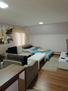 Ένα ή περισσότερα κρεβάτια σε δωμάτιο στο Apartmani Ognjen