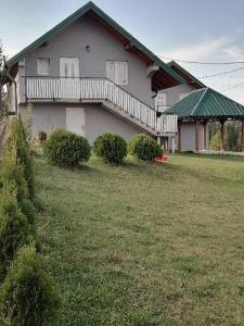 Κήπος έξω από το Apartmani Ognjen