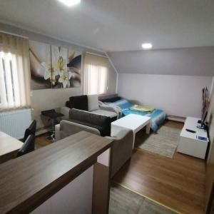 Ένα ή περισσότερα κρεβάτια σε δωμάτιο στο Apartmani Ognjen