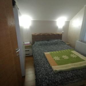 Ένα ή περισσότερα κρεβάτια σε δωμάτιο στο Apartmani Ognjen