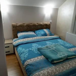 Ένα ή περισσότερα κρεβάτια σε δωμάτιο στο Apartmani Ognjen
