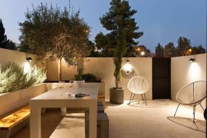 Patio alebo iná vonkajšia časť ubytovania Corfu Town Stylish Twin Apartment + 25 fotografií