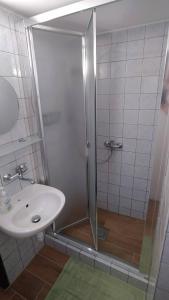 uma casa de banho com um chuveiro e um lavatório. em Cyklo ubytování a vinný sklep Žádovice em Žádovice