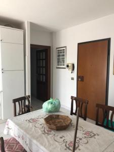 a dining room table with a bowl on top of it at Appartamento vicino al mare e al centro in Alghero