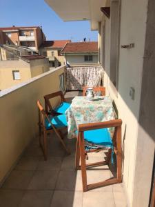 a table and chairs on the balcony of a building at Appartamento vicino al mare e al centro in Alghero