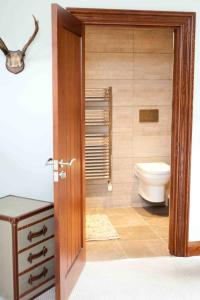 Hideaway Lodge في كينغروس: حمام مع مرحاض وباب خشبي