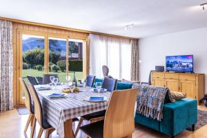 TV a/nebo společenská místnost v ubytování Chalet Aquila 2