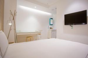 Televisyen dan/atau pusat hiburan di Mini West Hotel