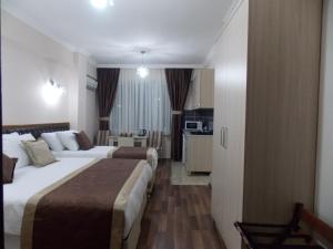 Postel nebo postele na pokoji v ubytování BeyazitHan Suites Old City