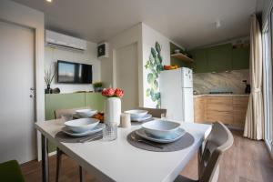 una cucina con tavolo, ciotole e piatti di Eurocamp Mobile Homes at FKK Naturist Campsite Ulika a Poreč (Parenzo)