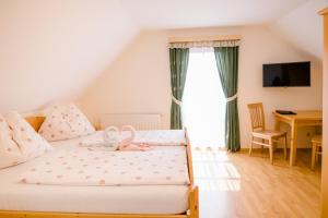Ένα ή περισσότερα κρεβάτια σε δωμάτιο στο Gästezimmer Steiner