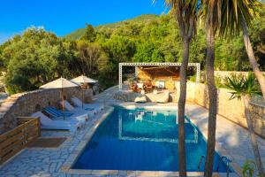 Bazén v ubytovaní ORAMA : Sea to Sky Villas alebo v jeho blízkosti